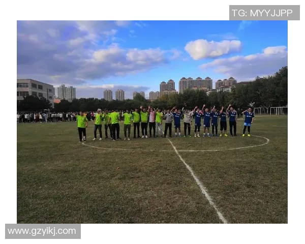 足球熊抱传递温暖与团结的力量让我们共同感受这份激情与友谊的魅力